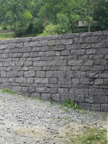 Basalt muurstenen aangelegde tuinmuur met voegen