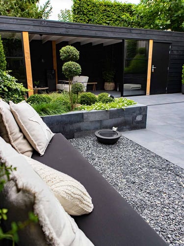 Beach pebbles zwart 8 - 16mm aangelegde tuin