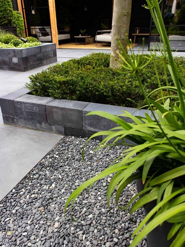 Beach pebbles zwart 8 - 16mm aangelegde tuin