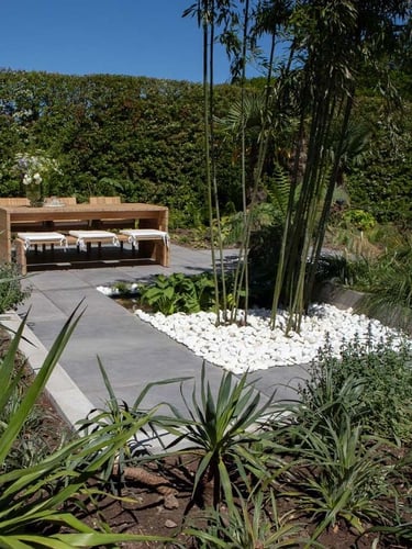 Bolo Blanco de mármol 40 - 100mm instalado en jardín