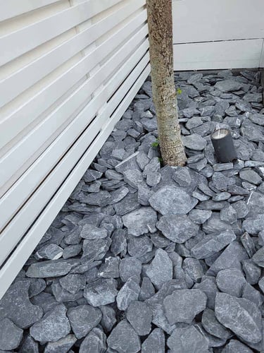 Canadian Slate Bruchsteine schwarz 60 - 180mm (6 - 18cm) verlegt