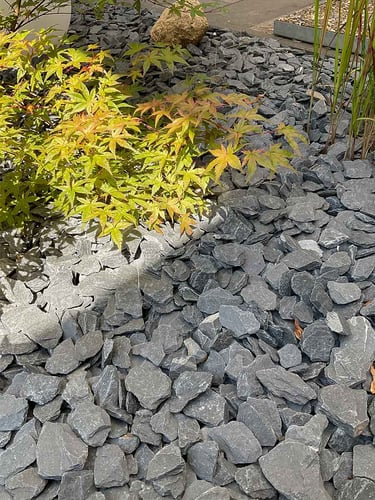 Canadian Slate Bruchsteine schwarz 60 - 180mm (6 - 18cm) verlegt