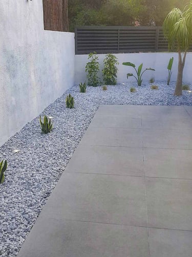 Canto Rodado Gris Nevada 16 - 25mm jardin instalado