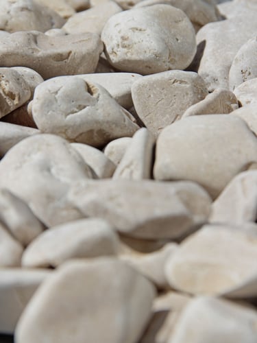 Canto Rodado Crema 25 - 40mm detalle