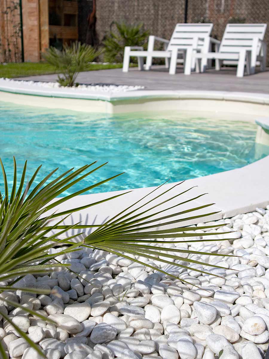 prachtig wit blijvend grind voor een tuin met zwembad bijvoorbeeld