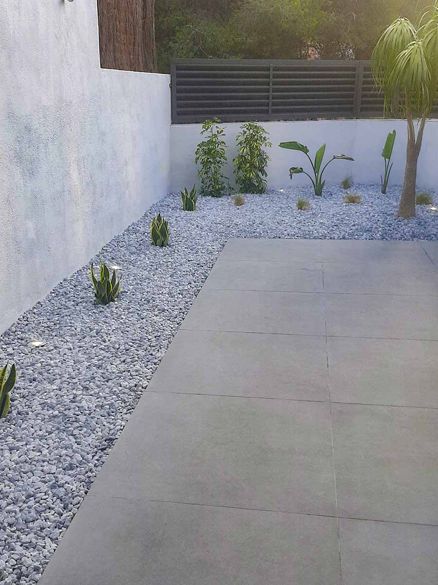 Grijs grind in een moderne en strakke tuin