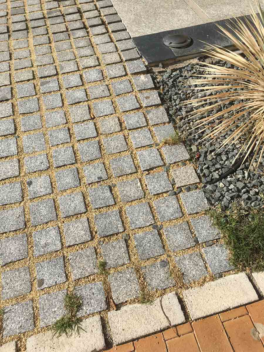 Adoquines instalados con Grava Amarilla Mármol 