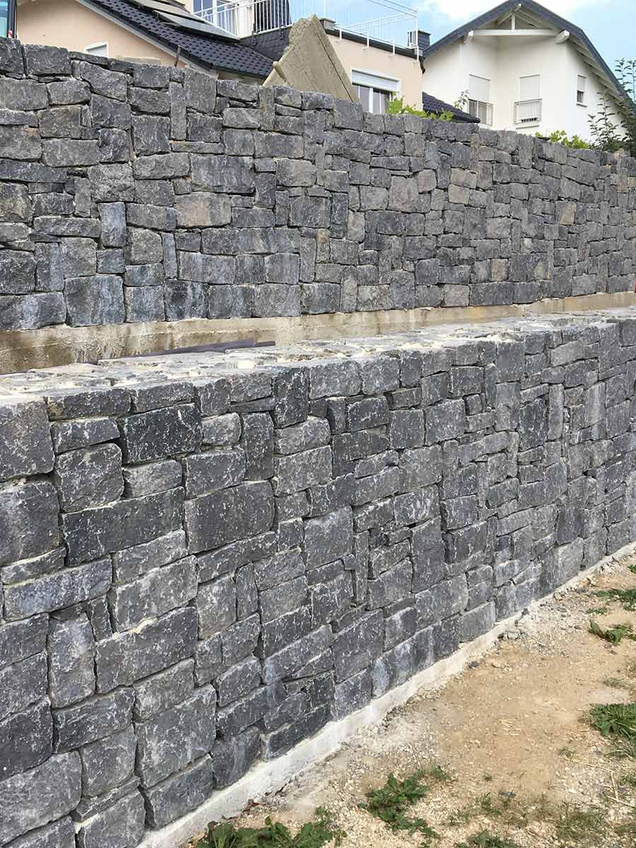 Basalt muurstenen aangelegde stapelmuur (strak gestapeld)