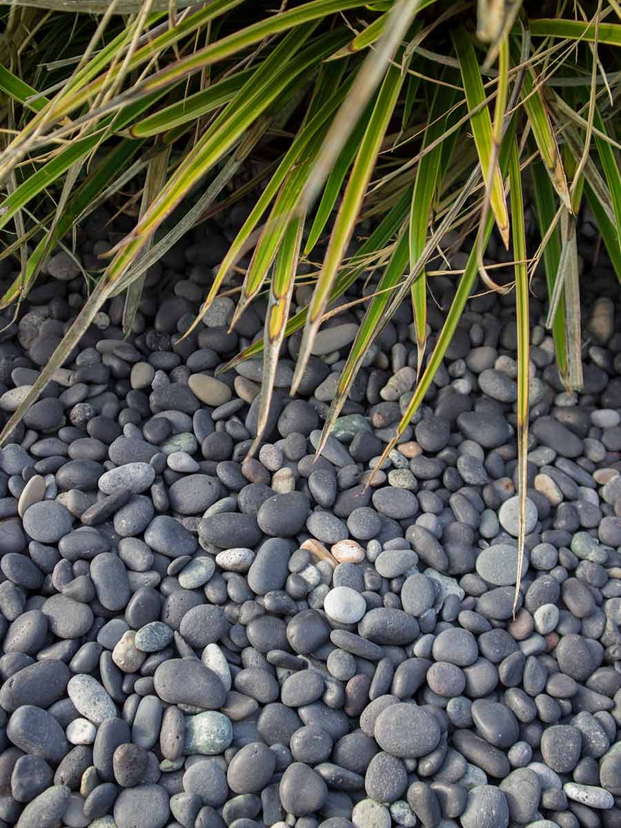 Beach Pebbles Schwarz 8 - 16mm verlegt