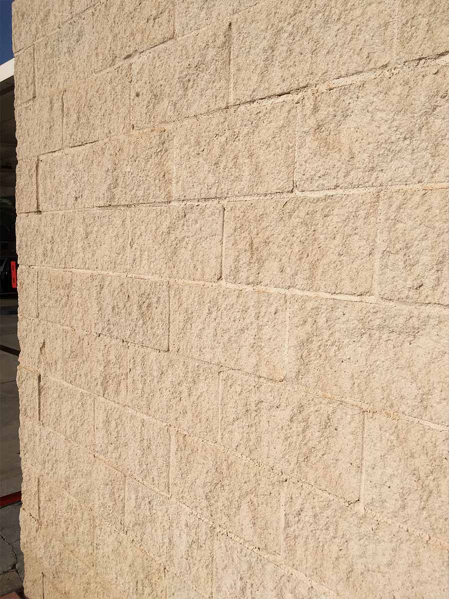 Muro creado con bloques SPLIT crema