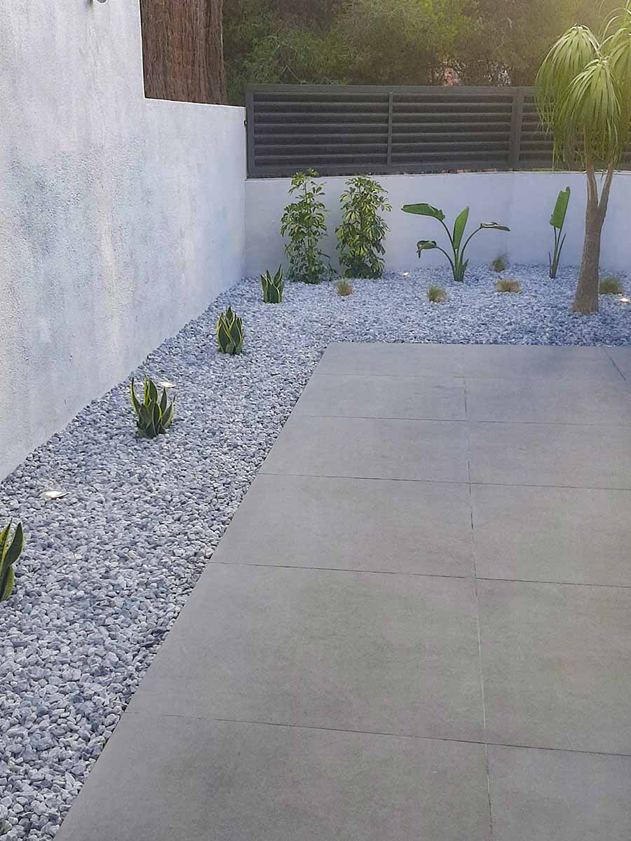 Canto Rodado Gris Nevada 16 - 25mm jardin instalado