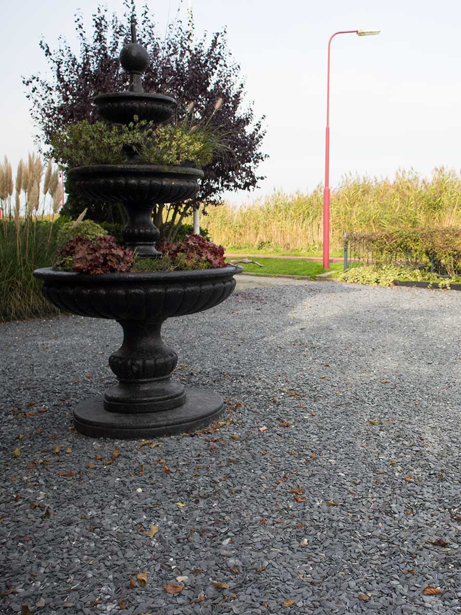 Flat Pebbles zwart 15 – 30mm aangelegde tuin