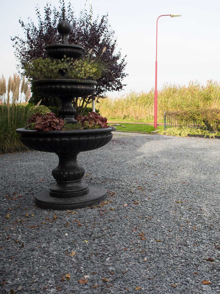 Flat Pebbles zwart 15 - 30mm aangelegde tuin