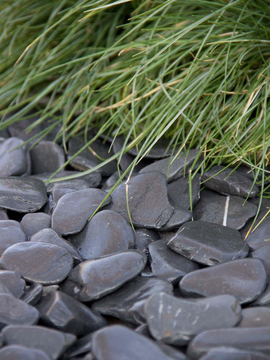 Flat pebbles zwart 30 - 60mm aangelegd in siertuin