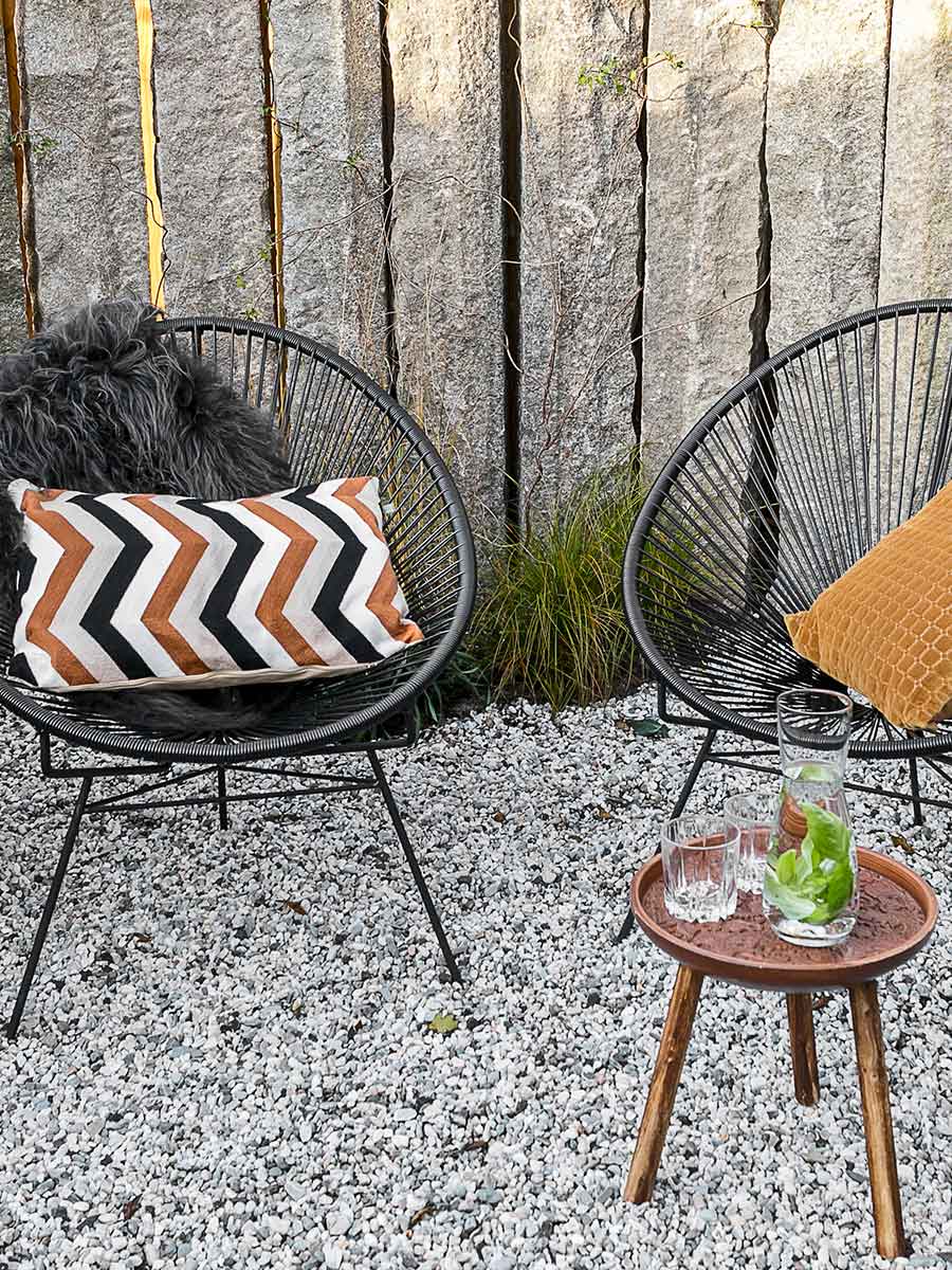 Galets de riviére blanc / gris en jardin paysagé