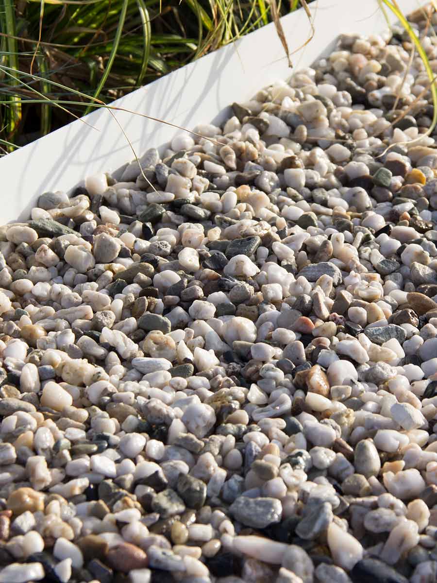Galets de riviére blanc / gris jardin paysagé en combinaison avec Multi-Edge METAL blanc