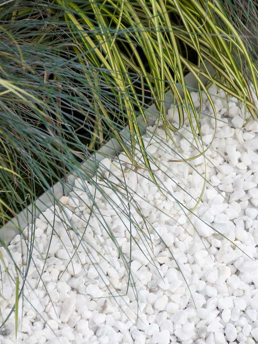Grava Blanca instalada con borde Multi-Edge