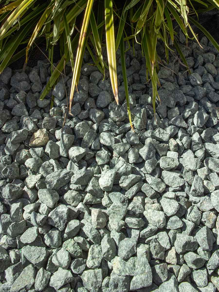 Grava verde instalada en jardín