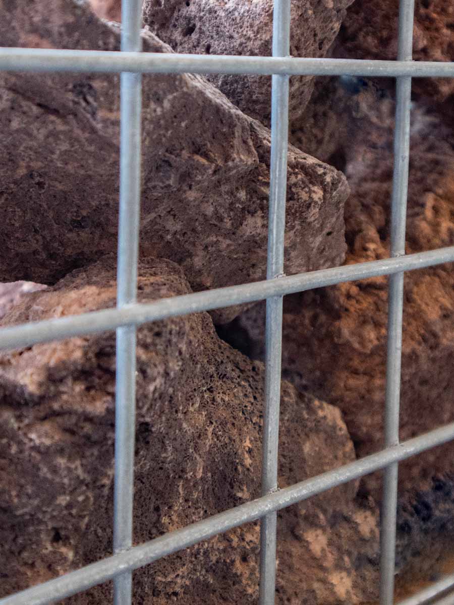 Lava brokken 80 - 150mm (8 - 15cm) aangelegd in korf