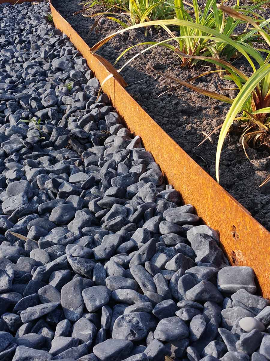 Bordures de jardin Multi-Edge METAL Acier Corten avec Nero Ebano galets noir