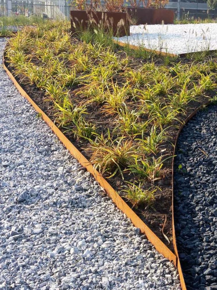 Bordures de jardin Multi-Edge METAL Acier Corten avec un Ice Blue galets de marbre posé