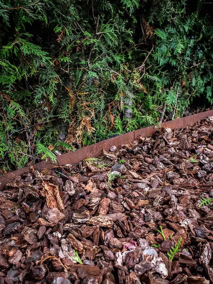 Multi-Edge Corten instalada con corteza de pino