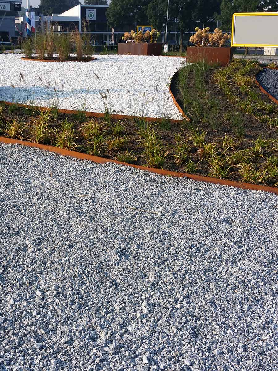 Bordures de jardin  METAL Acier Corten avec un Ice Blue galets de marbre posé 