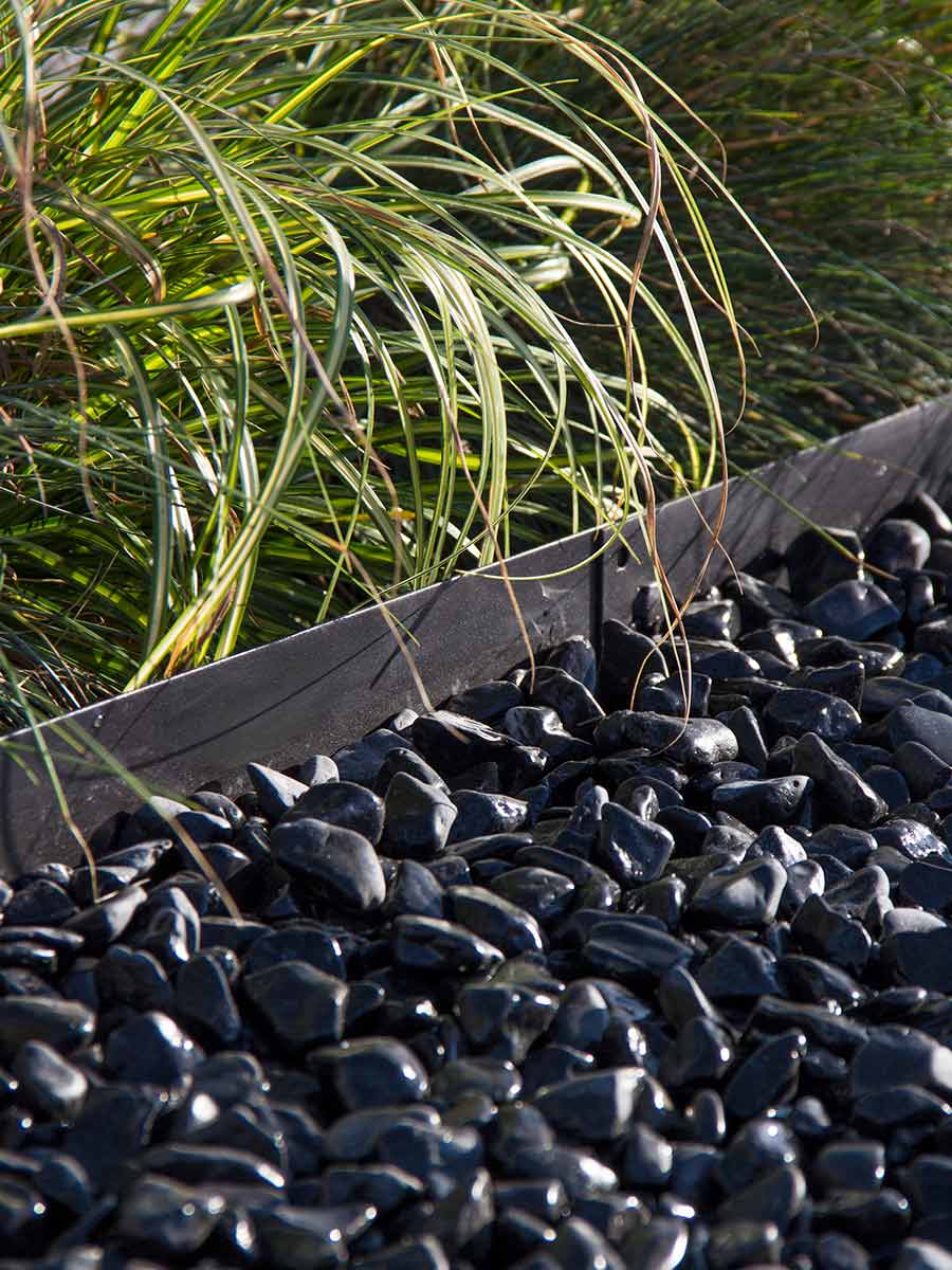 Bordures de jardin Multi-Edge METAL Revêtement noir avec un Nero Ebano galets noir posé