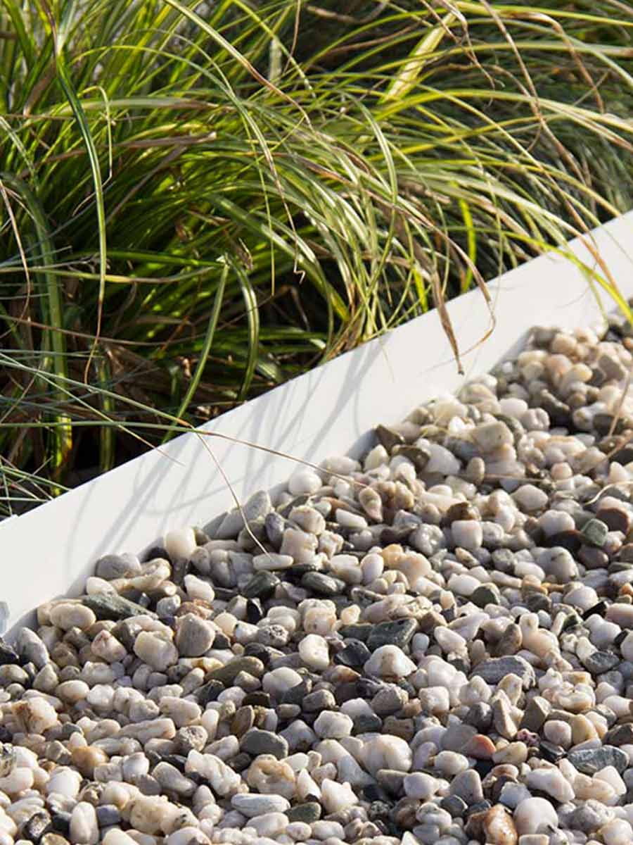 Bordures de jardin Multi-Edge METAL Revêtement blanc avec Galets de rivière blanc/gris posé