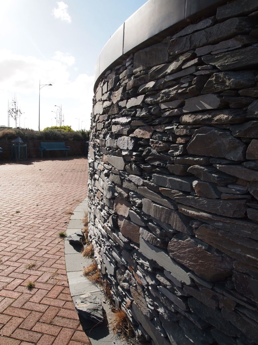 Muurstenen Leisteen Groen aangelegde tuinmuur, strak gestapeld
