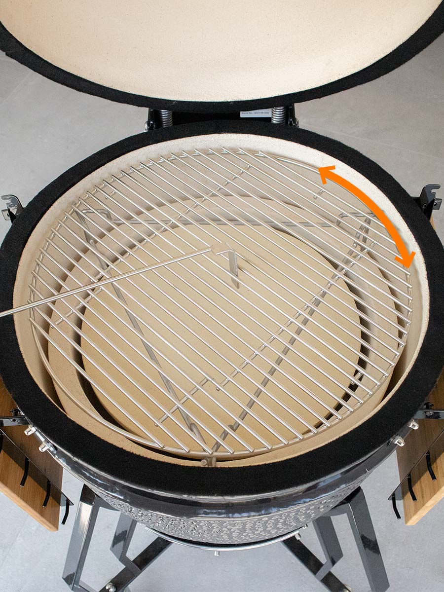 het grillooster is nog makkelijk draaibaar met de plate setter geplaatst in tegenstelling tot andere modellen