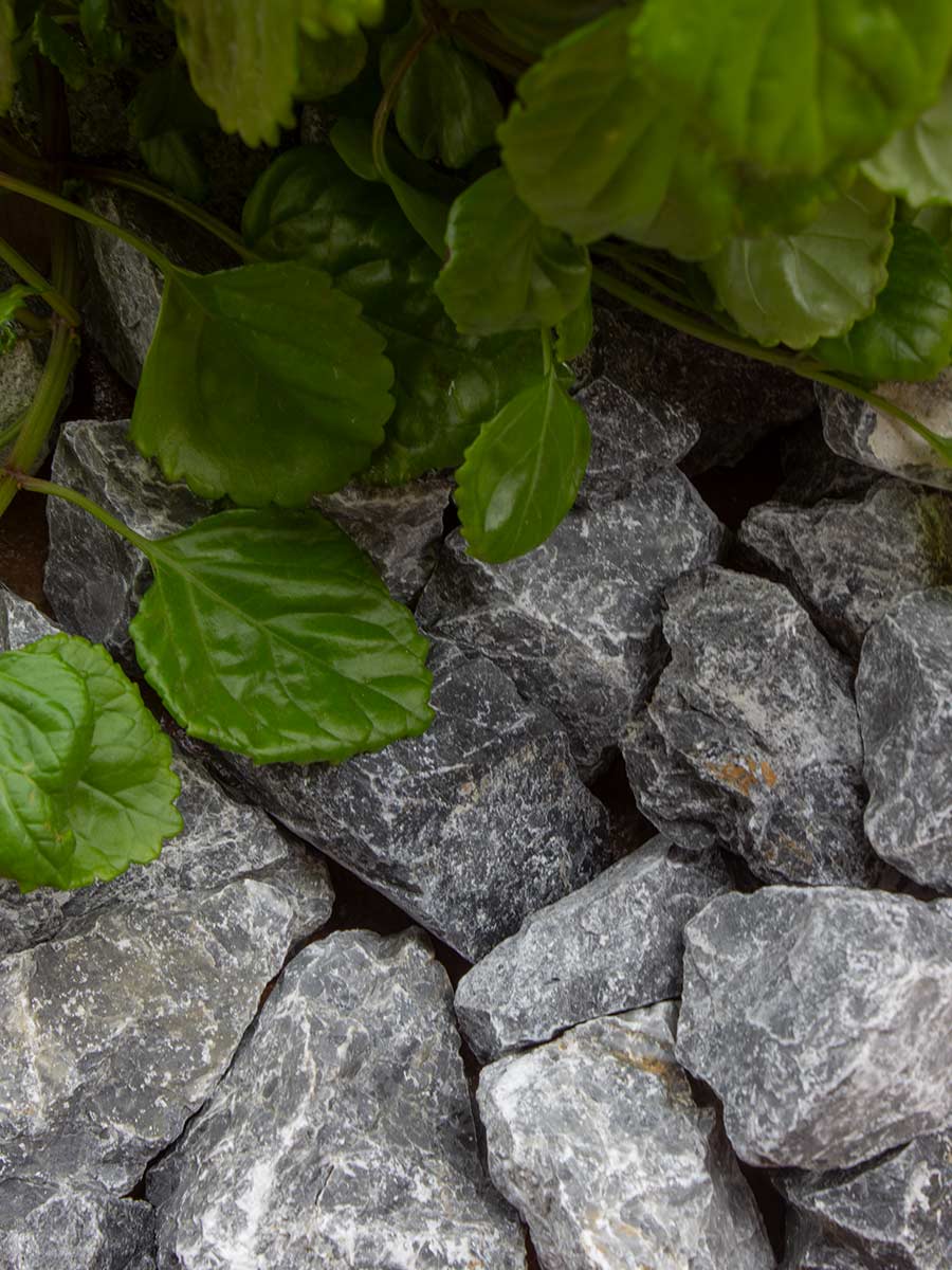 Rocalla Gris Ceniza Oscura 40 - 60mm (4 - 6cm) instalada