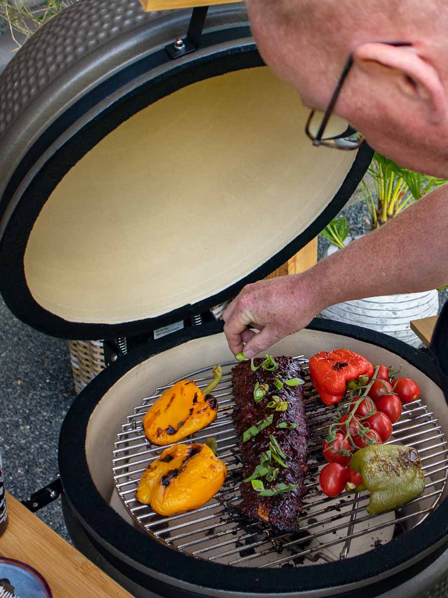 The Columbus Medium Kamado Gris Charcoal Completa con una amplia parrilla para preparar deliciosos platos
