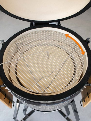 Grillrost ist einfach zu drehen mittels Distanzhalter