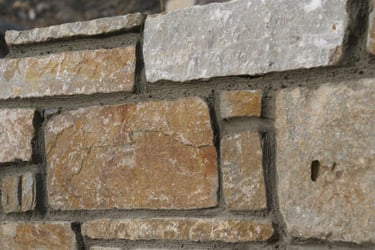 Mauersteine Quarzit in Gartenmauer (gefugt)