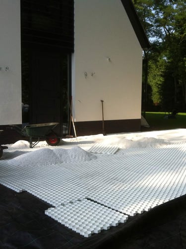 Palete completa de estabilizador de cascalho Easygravel 3XL branco instalada
