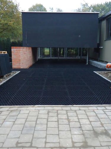 Palete completa de estabilizador de cascalho Easygravel 3XL preto instalada