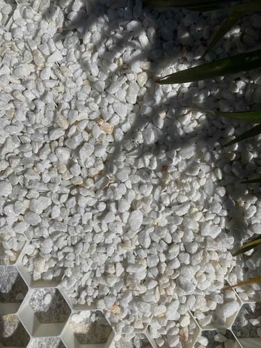 EuroGravel grindmatten PLUS Wit aangelegd met Crystal White split, gevuld zijn deze onzichtbaar