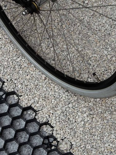 Geoceldas EuroGravel PLUS negro con bicileta, fácil de usar con bici