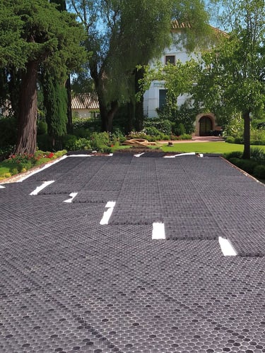 Palete completa de estabilizador de cascalho EuroGravel PRO preto instalada