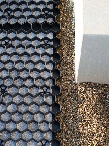 Twee pallets grindplaten EuroGravel PLUS zwart (85,1m2 = €9,45/m2)