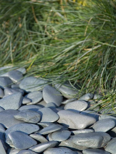 Flat pebbles 30 - 60mm zwart aangelegd