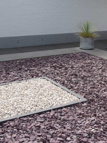 Flat Pebbles paars 30 - 60 siertuin aangelegd