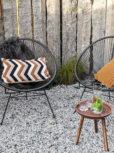 Galets de riviére blanc / gris en jardin paysagé