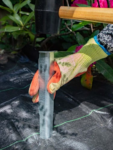 Estacas de sujeción PRO galvanizadas instalada