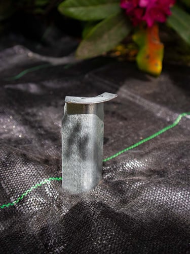 Estacas de sujeción PRO galvanizadas instalada