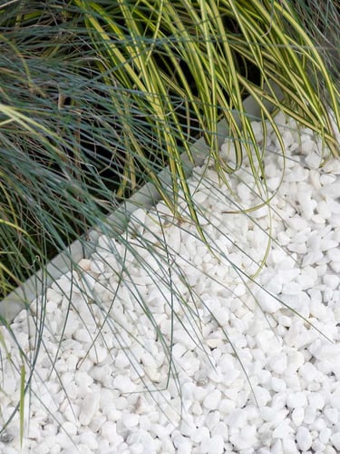 Grava Blanco Intenso instalada con borde Multi-Edge