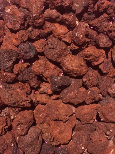 Grava Volcánica Roja 25-40mm mojada