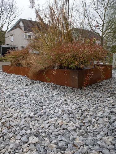 Multi-Edge ADVANCE Acero Corten Jardinera instalada