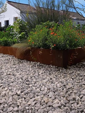 Multi-Edge ADVANCE Acero Corten Jardinera instalada